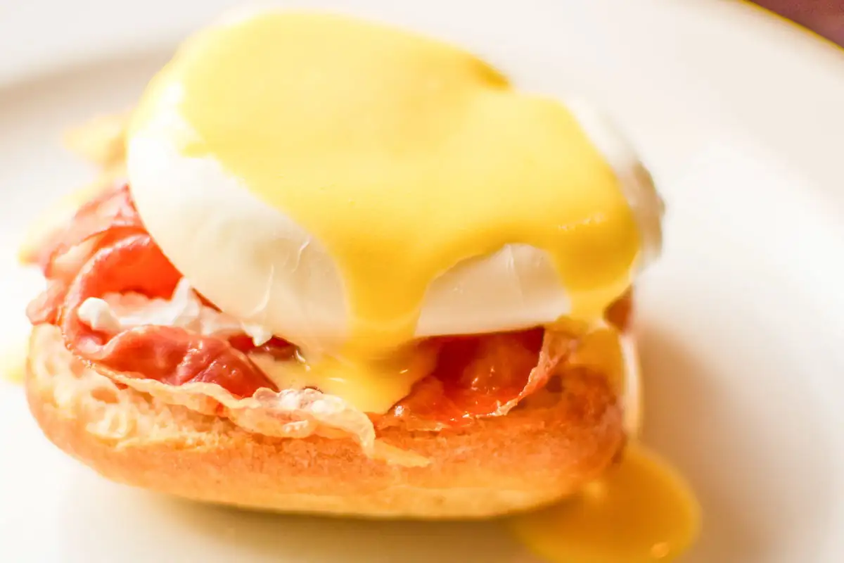 Eggs benedict