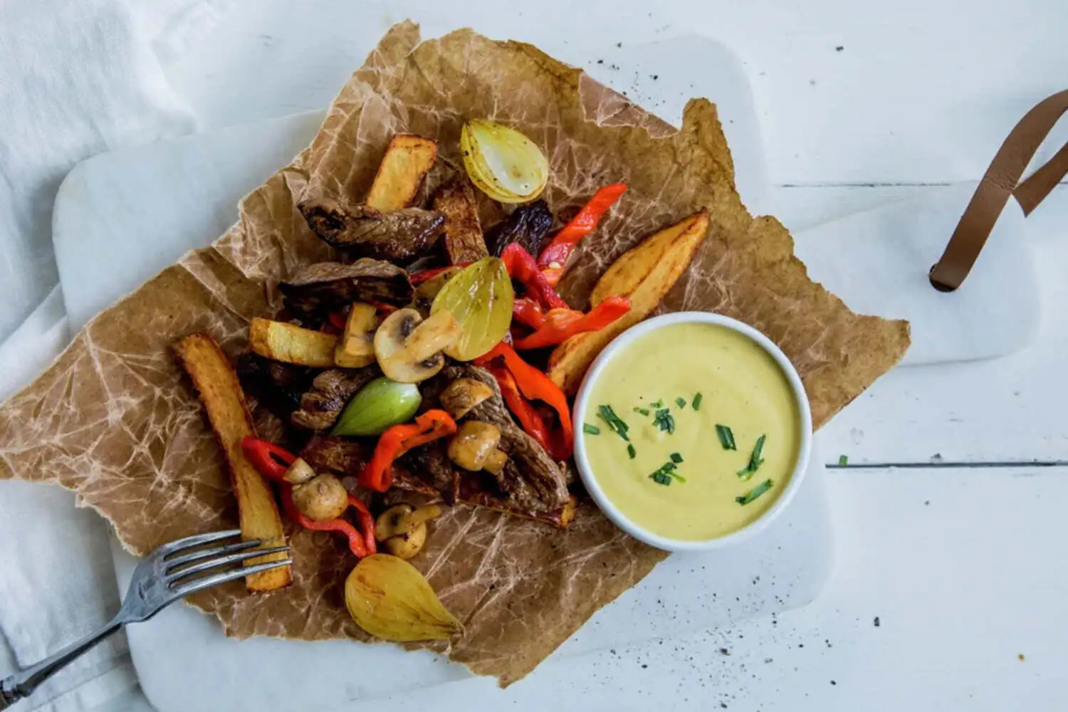 Biff med béarnaise, poteter og stekte grønnsaker