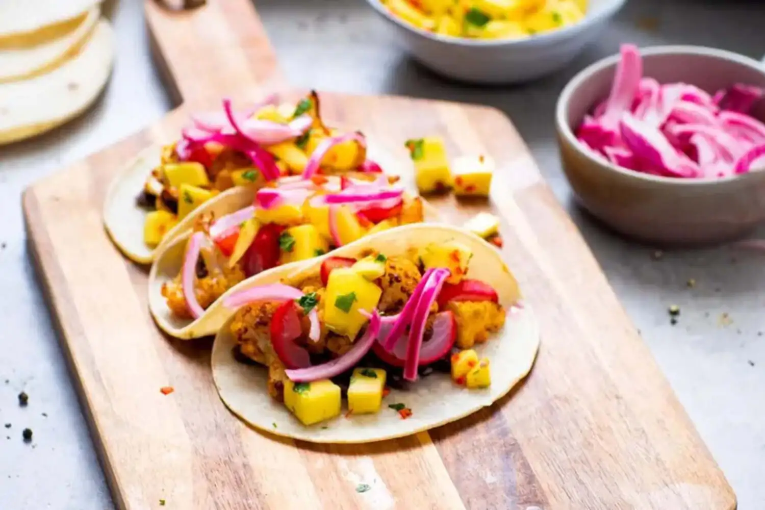 Blomkåltaco med reddiker, kikerter og mangosalsa